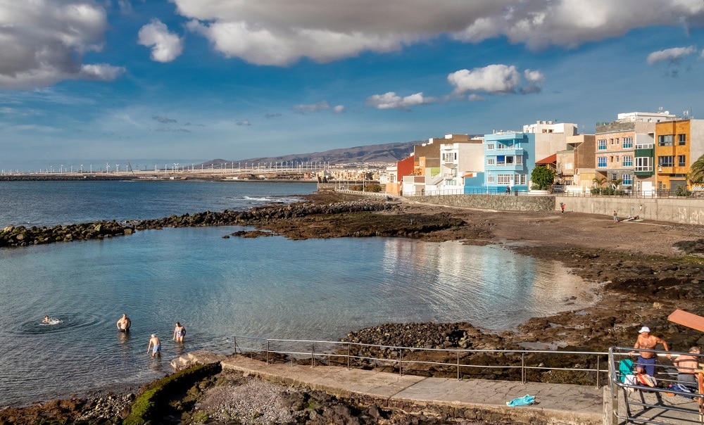 Playa y piscina natural en Arinaga, Gran Canaria.
