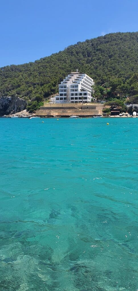 Aguas azules en Cala Llonga, Baleares, España