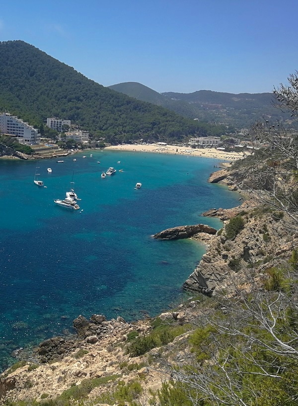 Cala Llonga en Ibiza, España