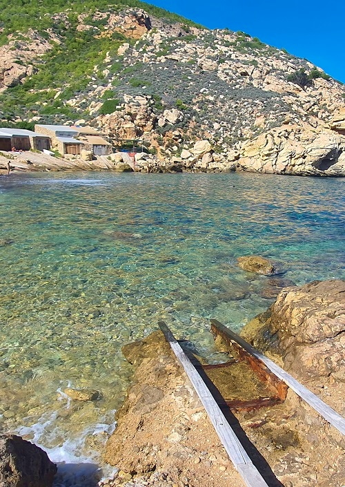 Port de Ses Caletes en Ibiza, España